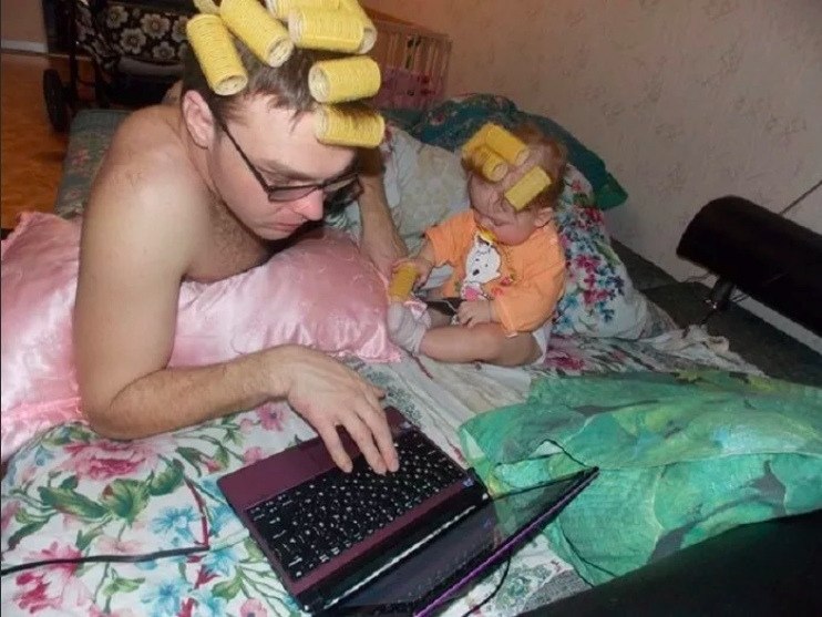 Дети юмор. Мемы про отца и сына. Папа с детьми дома. Пап давай пока мамы нет. Мама дебил.