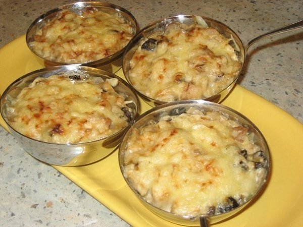 Жюльен с сушёными грибами и курицей.Пропорции не записала, поэтому примерный вес:- курица (голени) - ...