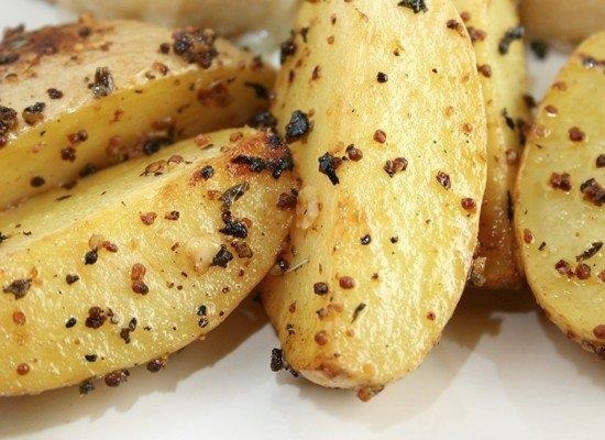 Картофель, запеченный в горчице.Ингредиенты:- 1/2 стакана зерновой дижонской горчицы- 2 столовых ...