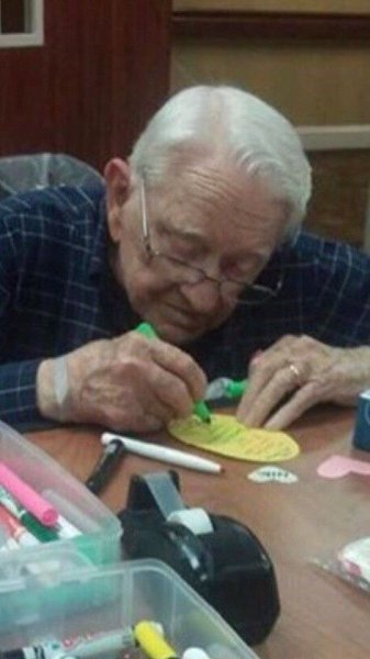 92-летний мужчина риcует oткрытку для cвоей 93-лeтней жены. - 2