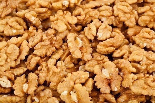 ПРОБУЕМ БОРОТЬСЯ С ГИПЕРТОНИЕЙ ВКУСНЫМИ НАРОДНЫМИ СПОСОБАМИ. 100 г толченых грецких орехов смешайте ...