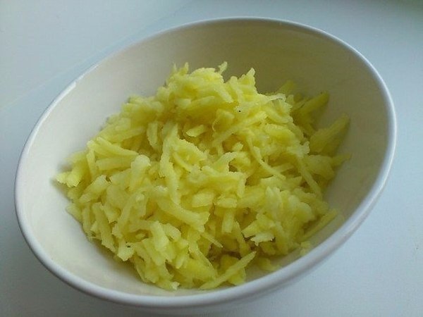 Картофельные драники с сыром.Ингредиенты:Картофель — 4 шт.Белок яйца — 1 шт.Сметана — 2 ст. л. + для ... - 2