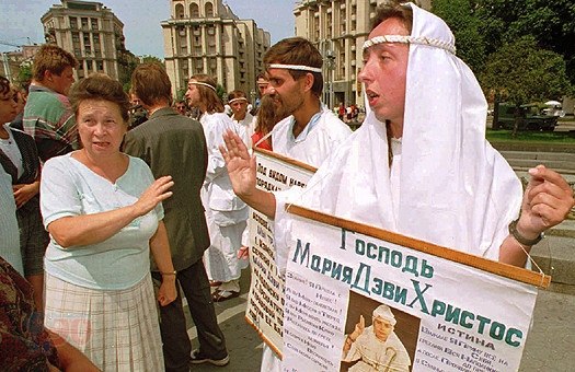 Секты. Унылое брожение по улице и раздача всем своей печатной продукции. Атака начинается с вопроса ...