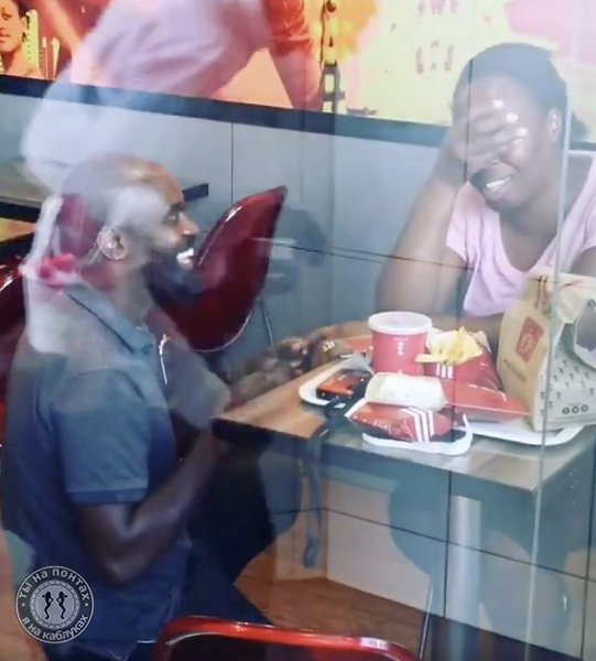 Парень сделал предложение своей девушке в KFC, однако все высмеяли эту пару, что у парня не хватило ... - 4