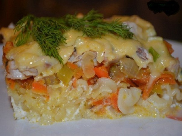 ЗАПЕКАНКА ИЗ МАКАРОН С КУРИЦЕЙ.Ингредиенты: Макароны - 200 г Лук - 2 шт. Морковь - 1 шт. Перец ...