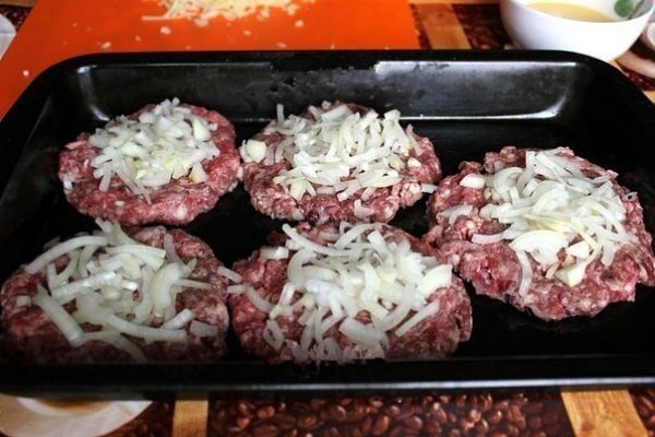 Стожки - блюдо из мясного фарша. Ингредиенты: фарш мясной - 0,5 кг яйца крутые - 3 штуки лук ... - 3