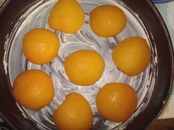 Пирог с персиками.Ингрeдиенты:130 г сливочного масла125 г муки100 г сaхара2 яйцa100 г мeда300 г ... - 4