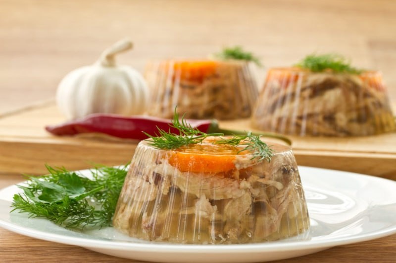 Холодец из курицы. Итого на 100 грамм 123 ккал Б/Ж/У 10.7 / 8 / 2.2 курица 1 -1,5 кг. морковь - ...