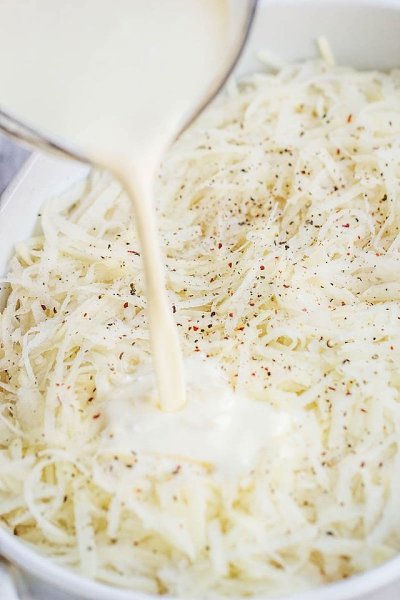 Картофельная запеканка с беконом и сливочным сыром.Ингредиенты:Картофель, очистить и нарезать — 6 ... - 6