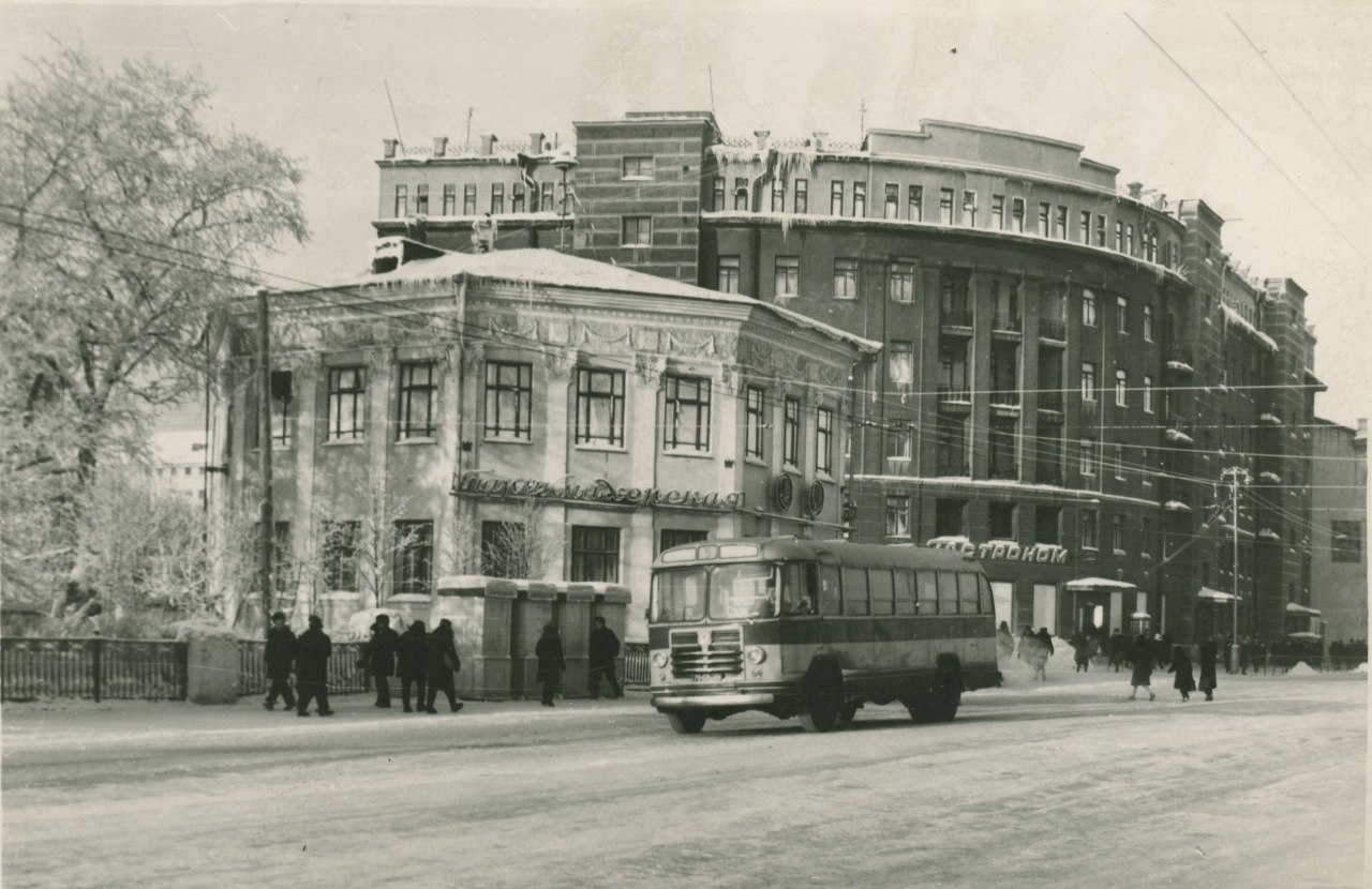 1960 киров. Улица Ленина Киров в 1960 году. Улица Ленина Киров. Дом Чекистов Киров. Киров старый универмаг на Ленина.