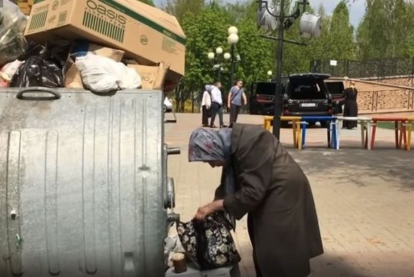 В Белгороде батюшка освящает элитный внедорожник, а на фоне бабушка ищет еду на помойке. Страна ...