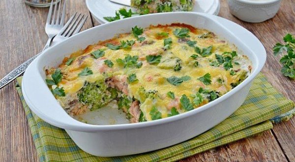 Запеканка с форелью и брокколи - невероятно вкусно! . Итого на 100 грамм 95 ккал Б/Ж/У 12.2 / 3.9 / ...
