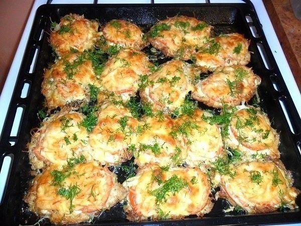Запеченная курица .Итого на 100 грамм 72 ккалБ/Ж/У 9.6 /1.9 / 3.9800 г куриного филе 600 г репчатого ...