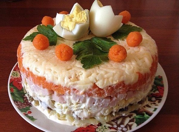 Салат «Королевский» с ветчиной и грибами.Ингредиенты:Картофель — 2-3 шт.Шампиньоны — 100 гр.Лук — 1 ...