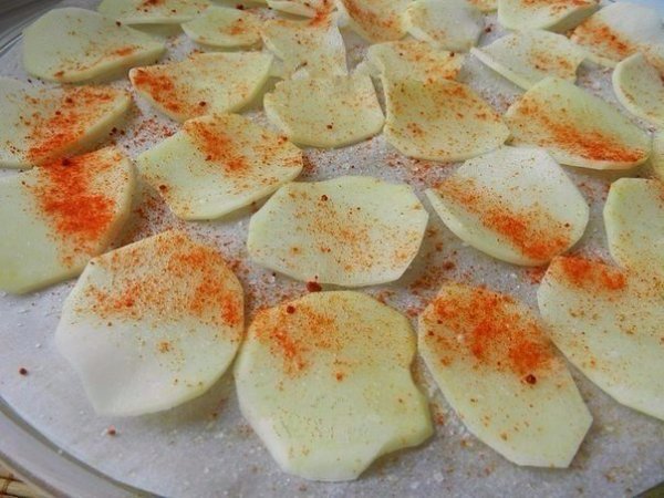 Чипсы в микроволновке.Ингредиенты: картофель - 1-2 шт.; оливковое масло; морская соль; паприка ... - 4