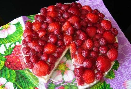 Клубнично-малиновый торт с кокосовым кремом. Ингредиенты Для коржа Печенье песочное 200 г Масло ...