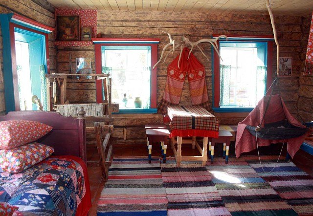 Уголок из жизни прошлой... Подпись: " бабушки кровать". Детство вспомню лишь хорошим... Но ...