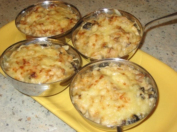 Жюльен с сушёными грибами и курицей.Пропорции не записала, поэтому примерный вес:- курица (голени) - ...