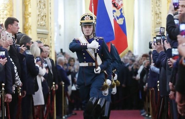 Солдаты Президентского полка вносят Государственный флаг Российской Федерации и Штандарт Президента ...