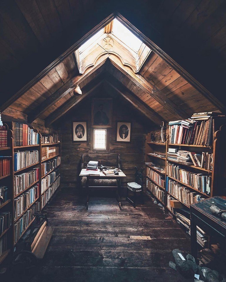 Библиотека в деревянном доме. Уютная комната на чердаке. Интерьер старинной библиотеки. Комната библиотека. This book in the room