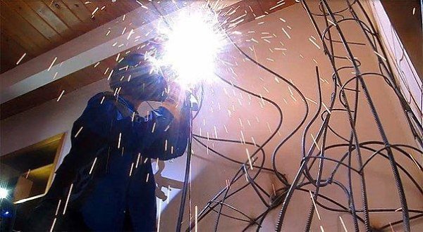 Отец потратил 18 месяцев на превращение спальни дочери в волшебный домик на дереве - 3