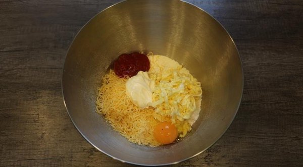 Сырное печенье с кетчупом и майонезом.Ингредиенты:Мука — 200 гСыр — 120 гМасло сливочное — 100 ... - 4
