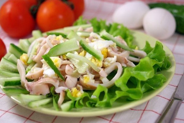 Салат из кальмара, огурца и яиц.*На 100 г 73 ккал Б 9,45 Ж 3,17 У 2,49*Ингредиенты на 4 порции:2 ...