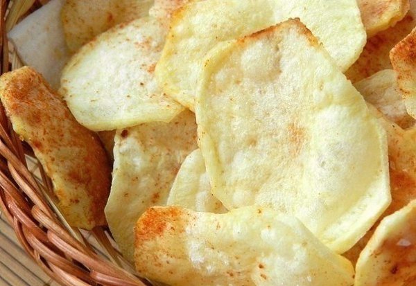 Чипсы в микроволновке.Ингредиенты: картофель - 1-2 шт.; оливковое масло; морская соль; паприка ...