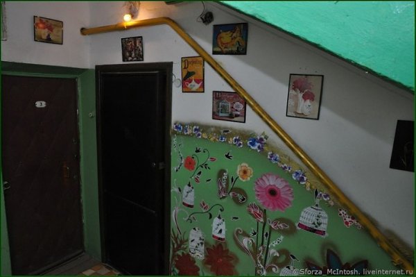 Где-то явно рисовал художник, а где-то сами жители. Все это российские города и самые обычные дома, ... - 4