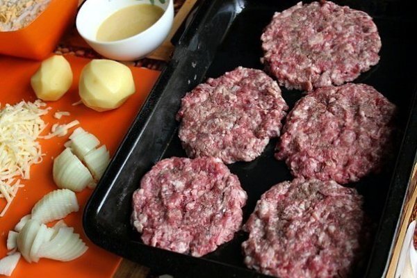 Стожки - блюдо из мясного фарша. Ингредиенты: фарш мясной - 0,5 кг яйца крутые - 3 штуки лук ... - 2