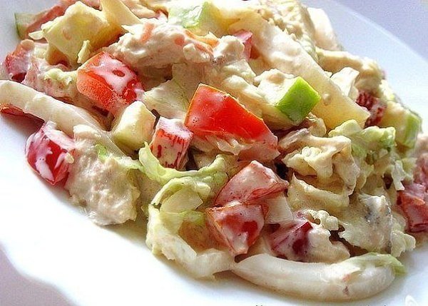 Салат с пекинской капустой, курицей и кальмарами. Состав: Отварное куриное филе - 300г Болгарский ...