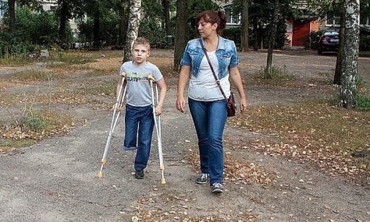 Мамы без на улице. Мальчик на костылях в школе. Подросток на костылях. Мальчик без ноги на костылях. Костыли для одноногих инвалидов.