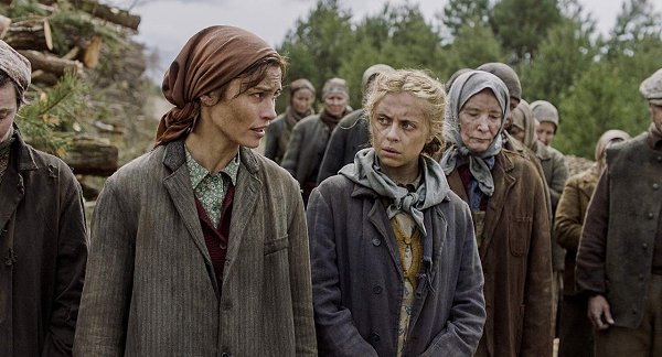 Пепел на снегу (2018).Жанр: драма, мелодрамаИстория 16-летней литовской художницы, которая за измену ... - 2