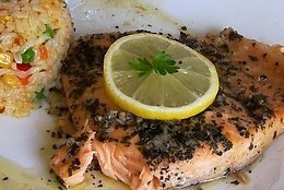 ЛОСОСЬ ЗАПЕЧЕННЫЙ В ФОЛЬГЕ. МАЛОКАЛОРИЙНАЯ ВКУСНЯТИНА).Ингредиенты для двух персон:2 кусочка по 170 ...