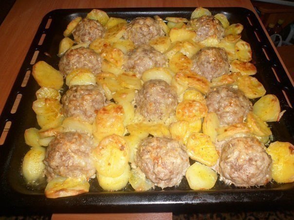 Мясные ежики с картошкой под сыром.Ингредиенты: картофель любой мясной фарш лук яйцо рис перец ...