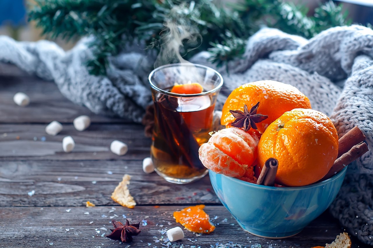 Новогодний мандарин.. Мандарины новый год. Мандарины на новогоднем столе. Новогоднее настроение мандарины. Апельсин есть вечером