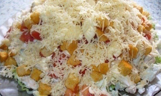 Салат с курицей, сыром и сухариками.Ингредиенты:-Вареная куриная грудка – 350 г-Помидоры – 2-3 ...