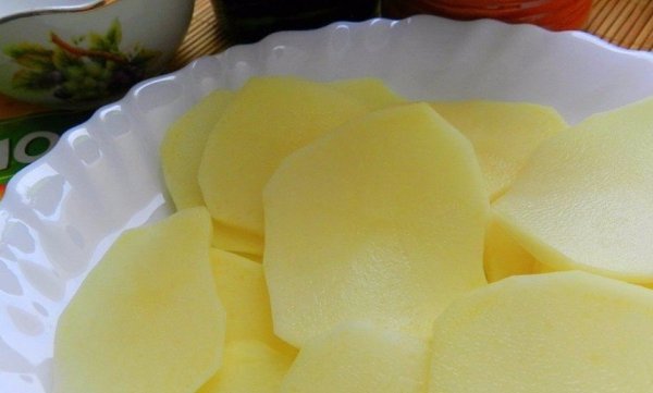 Чипсы в микроволновке.Ингредиенты: картофель - 1-2 шт.; оливковое масло; морская соль; паприка ... - 2