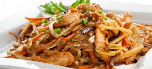 Фунчоза с курицей с сладком соусе. Ингредиенты: Куриное филе 500 г Фунчоза 150 г Болгарский перец 1 ...