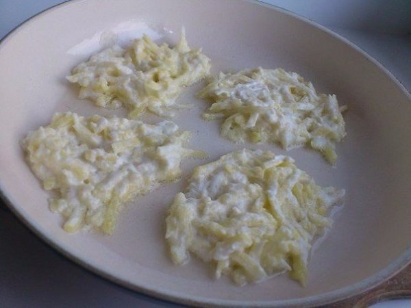 Картофельные драники с сыром.Ингредиенты:Картофель — 4 шт.Белок яйца — 1 шт.Сметана — 2 ст. л. + для ... - 4