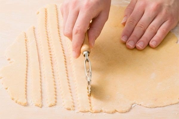 Яблочный пирог по немецкому рецепту.Ингредиенты:Мука — 300 гМасло сливочное — 300 гЛимон — 1 ... - 3