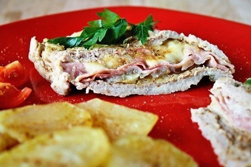 Свинина с ветчиной и сыром. Простое, однако очень вкусное блюдо, а красиво подав его к столу ни кого ...