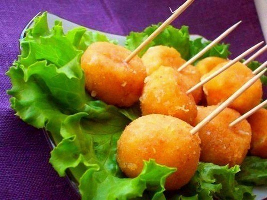 Сырные шарики жареные с чесноком.Сырные шарики — очень вкусное и популярное блюдо. Существует много ...