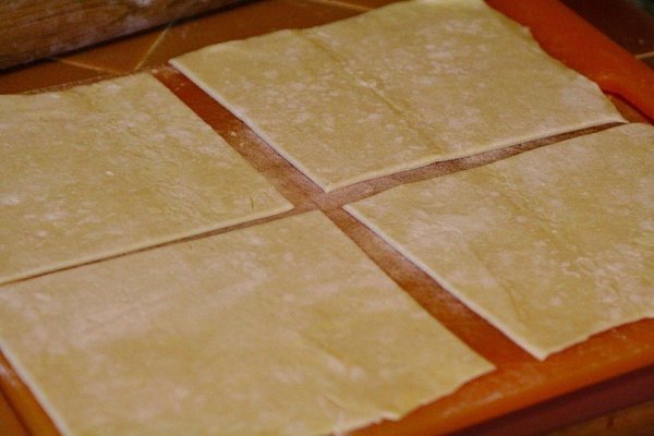 Пирожки с яйцами и ветчиной.Ингредиенты:Тесто слоеное 500 гМасло сливочное 15 гКуриное яйцо 7 ... - 4