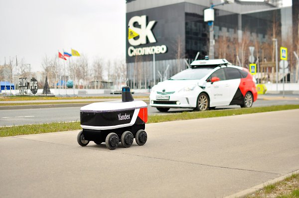 «Яндекс» вывел робота-курьера за пределы штаб-квартиры в Москве: теперь «Яндекс.Ровер» доставляет ...