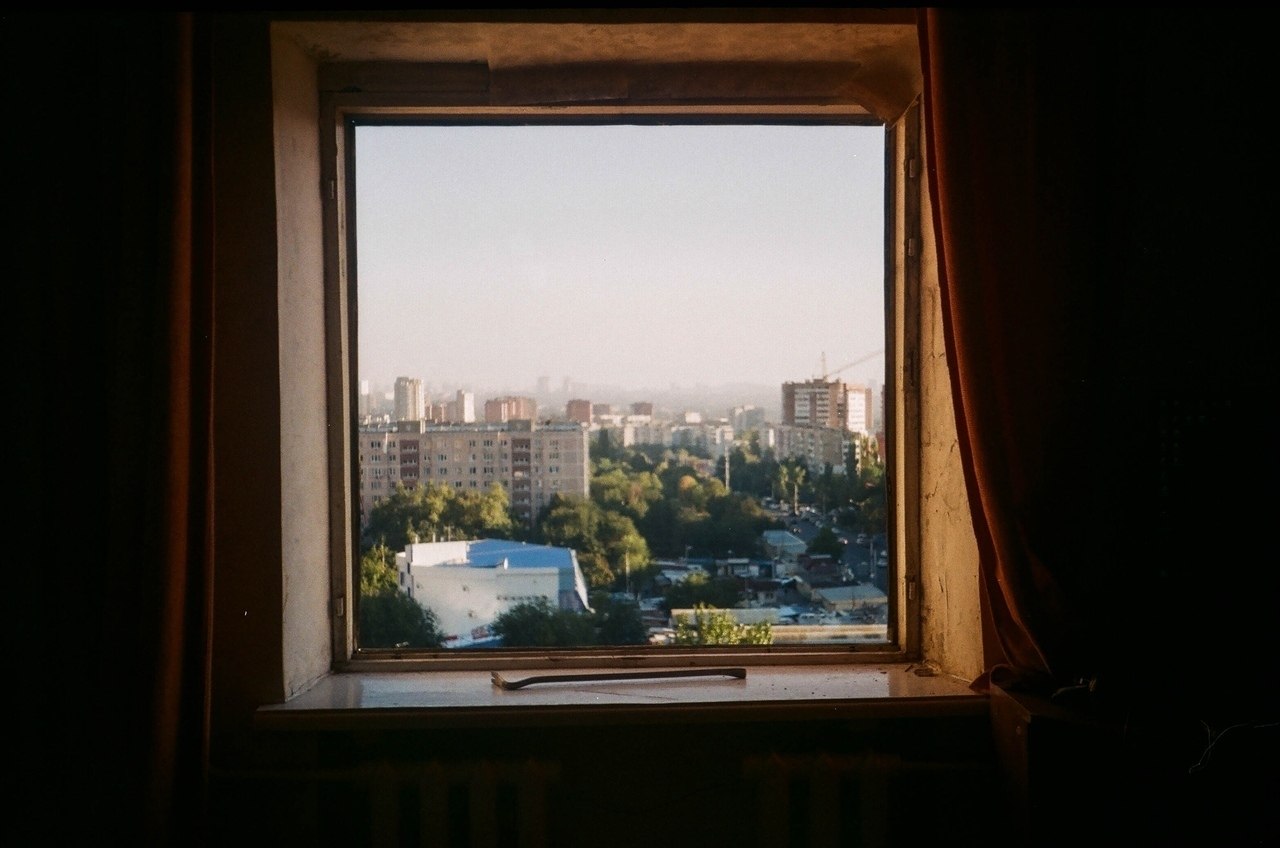 Купить окно видное. Окно вид из окна. Открытое окно в квартире. Вид из окна на улицу 1 этаж. Вид из советского окна.