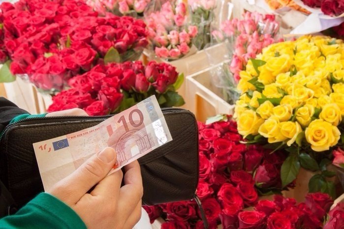 Обычный день в цветочном магазине, и праздника сегодня вроде нет Одновременно сразу три мужчины ...