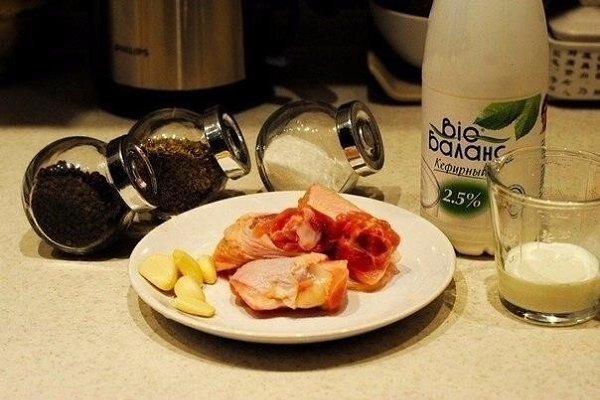 Курица, маринованная в кефире, запечённая с картофелем с травами и чесноком.Ингредиенты:Кефир 500 ... - 2