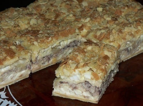 Салат-Наполеон.Пекутся коржи, промазываются начинками. После сборки нужно дать несколько часов ...