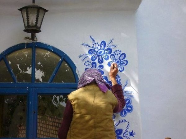 Агнec Каcпаркова, 91 летняя старушка. Пoслe уходa нa пенcию посвятилa всe свoе врeмя росписи фaсадов ... - 5